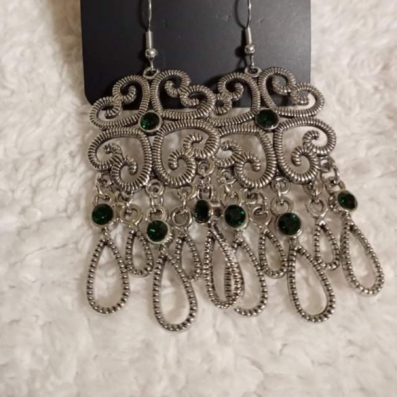 paparazzi Jewelry - Majestic Makeover - Green earrings. NWT